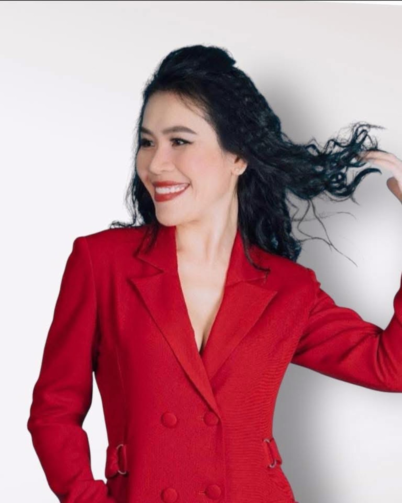 Hồ Trần Phương Nga trong trang phục đỏ, nhà sáng lập Bánh Mì Xanh và Chay 365