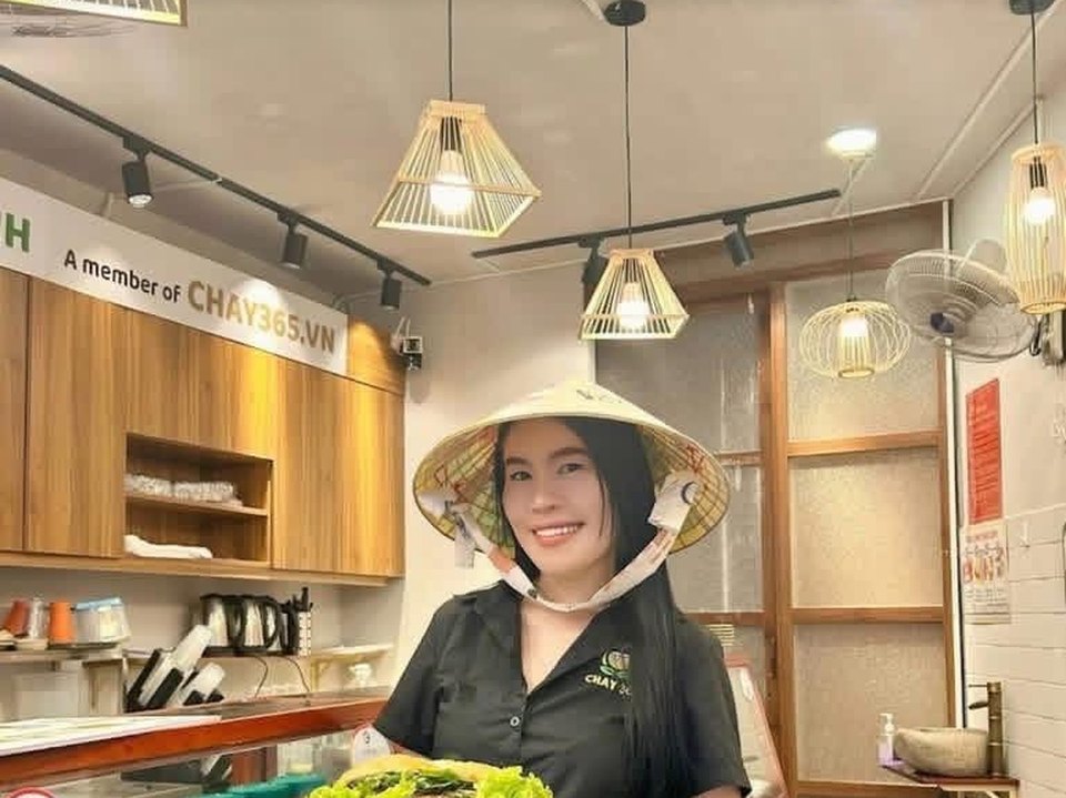 Hồ Trần Phương Nga tại một cửa hàng trong chuỗi của mình