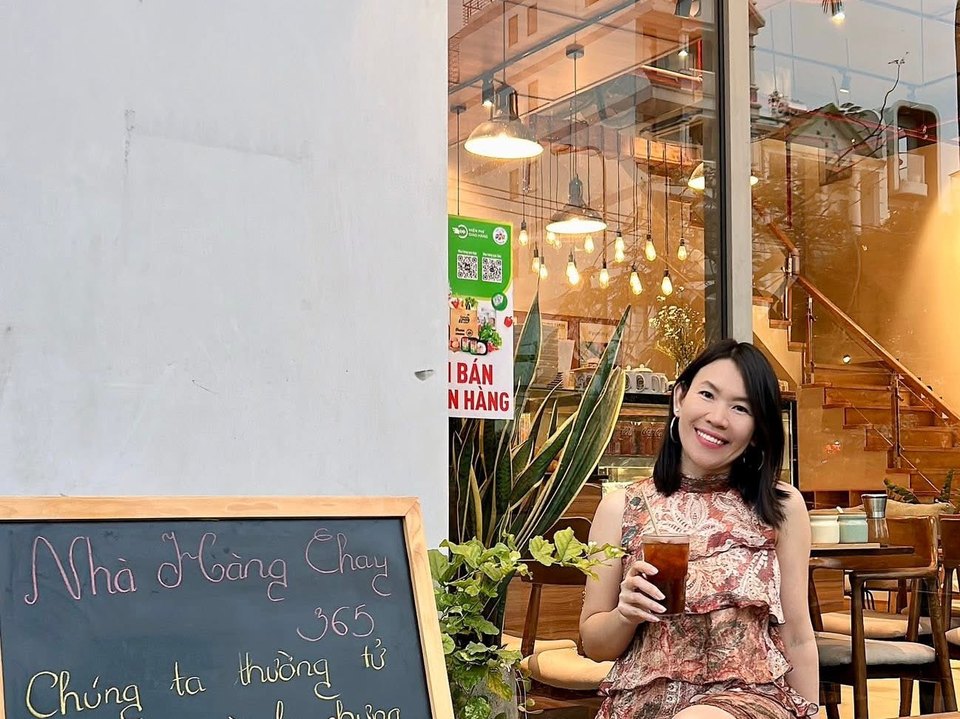 Hồ Trần Phương Nga trong không gian một nhà hàng chay