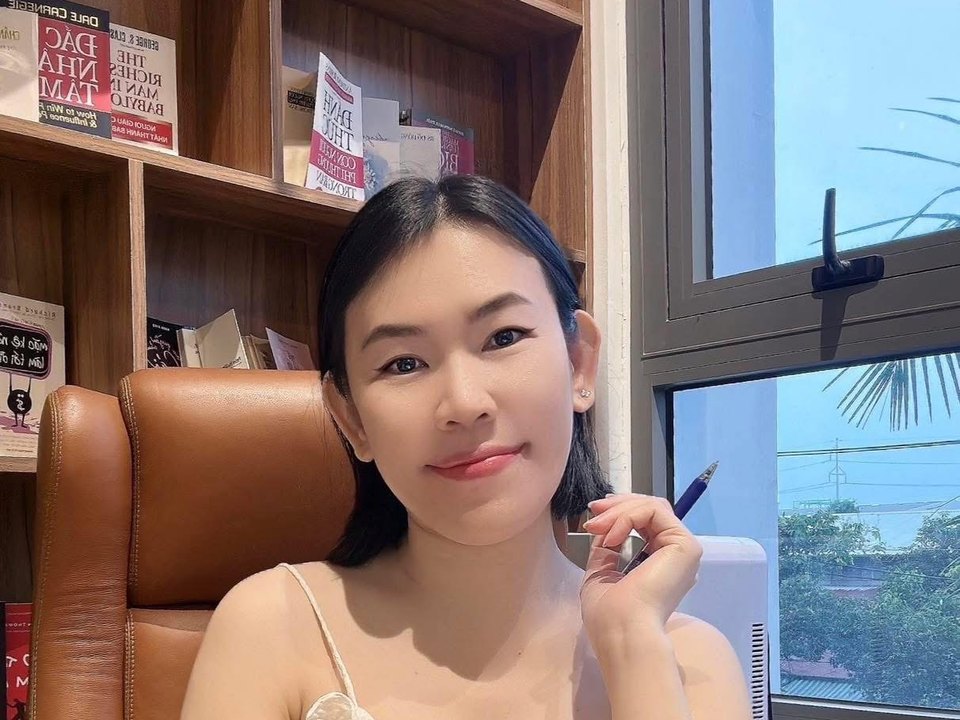 Hồ Trần Phương Nga đang làm việc bên bàn giấy