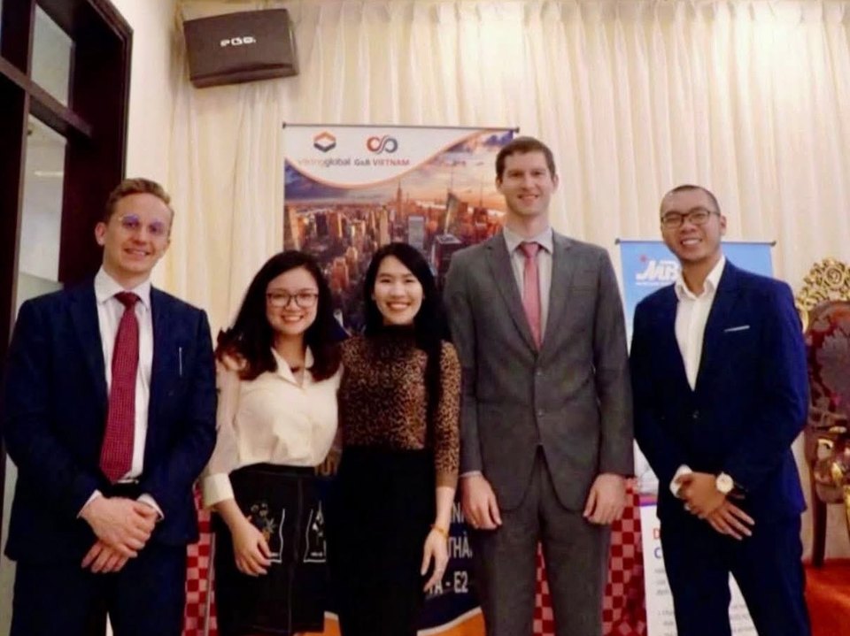 Hồ Trần Phương Nga cùng các đối tác trong một buổi gặp gỡ