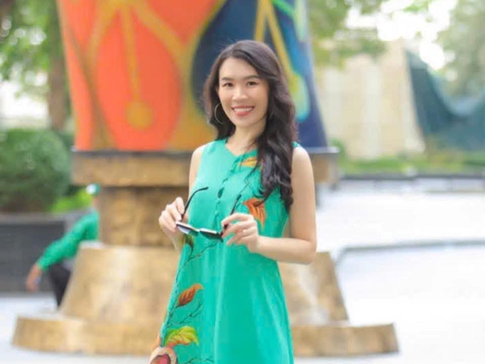 Hồ Trần Phương Nga trong trang phục rực rỡ bên một mảng tường nhiều màu