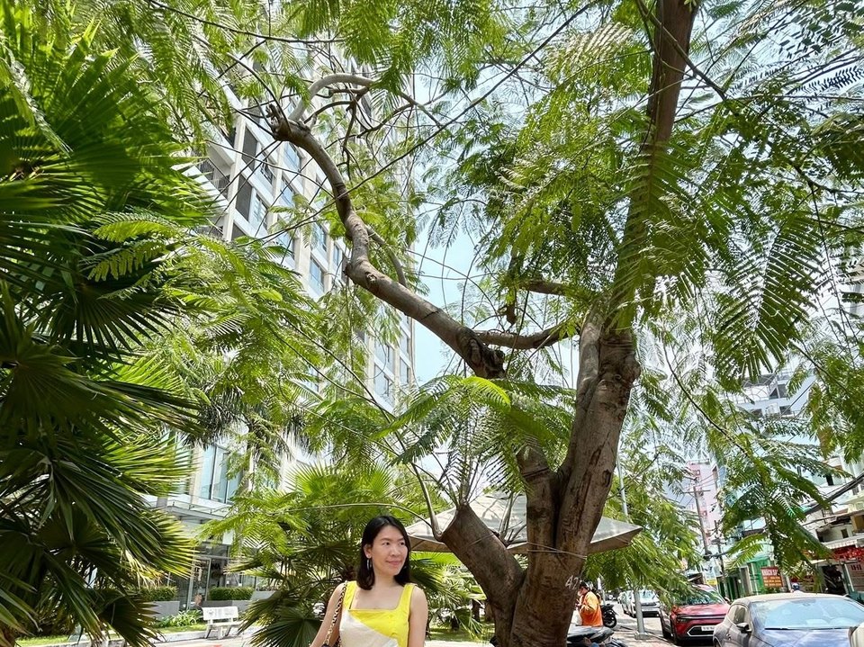 Hồ Trần Phương Nga giữa khung cảnh thiên nhiên xanh mát
